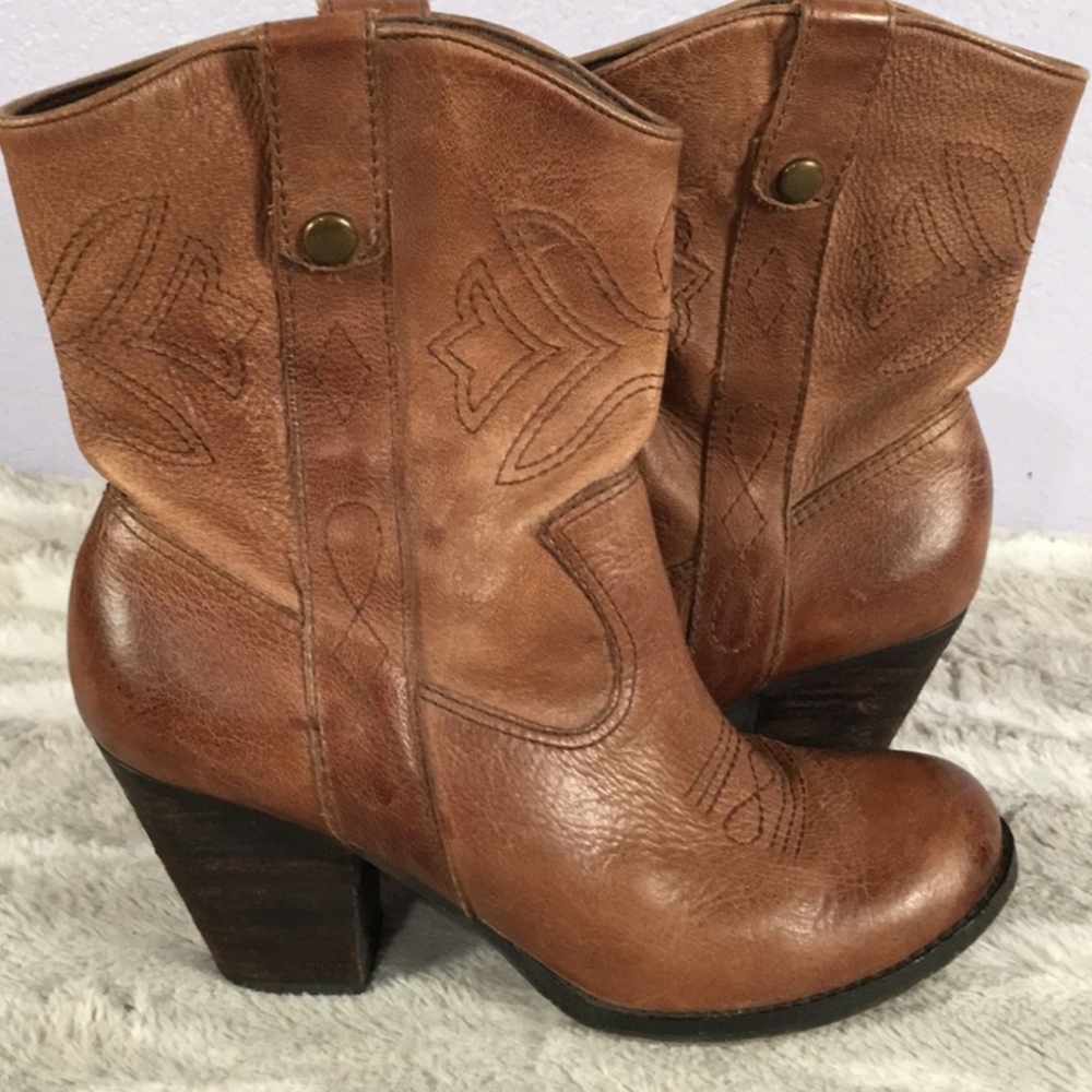 Gianni Bini Brown leather heeled cowboy round toed booties size 7.5